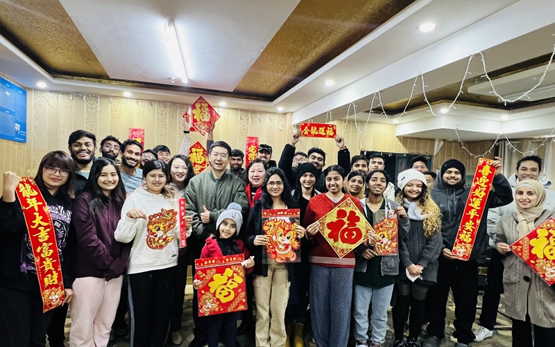 beat365中文官方网站开展2024年留学生新春慰问活动