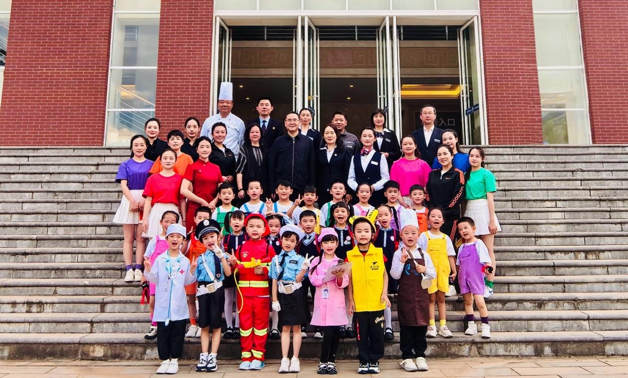 幼儿园（吾悦园区）荣获beat365中文官方网站2025职业装服饰秀活动最